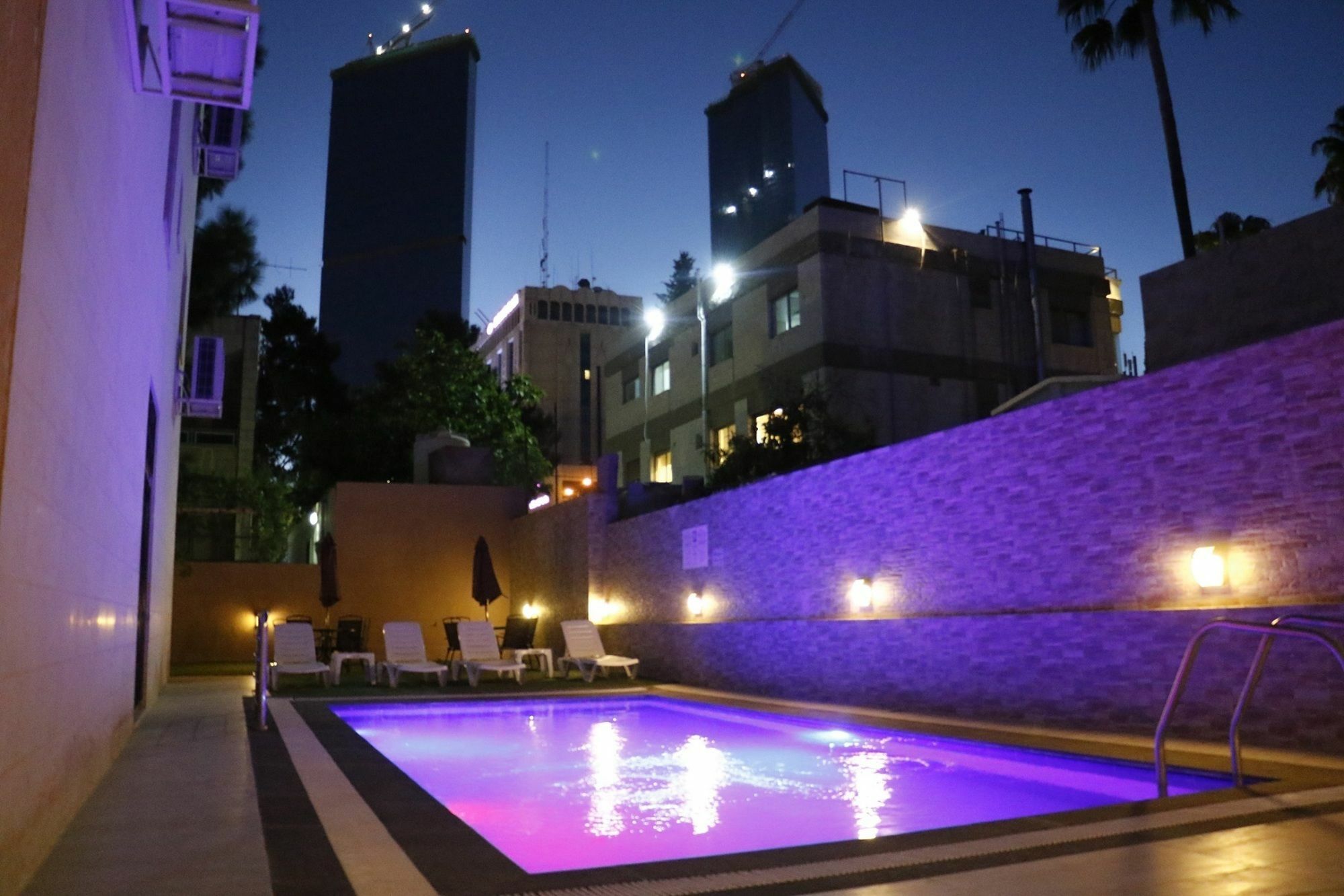 Almond Hotel Apartments Amman Exterior photo